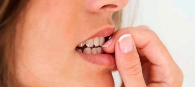 Кусание ногтей и другие регулярно повторяющиеся компульсивные действия