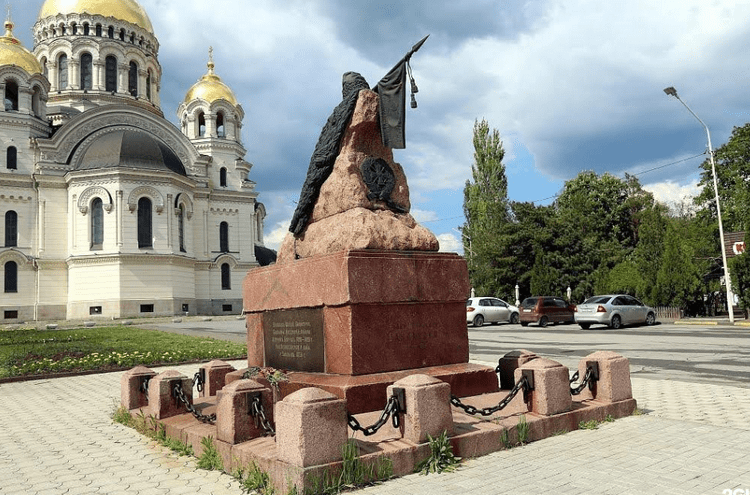 памятник Бакланову в Новочеркасске